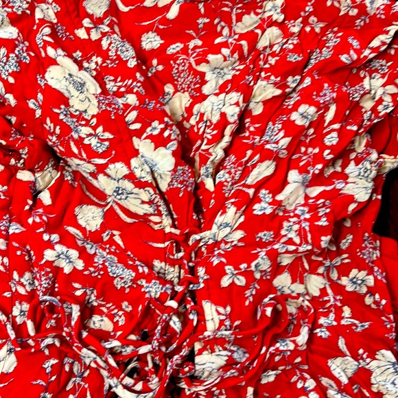Forever 21 red floral dress. Medium but fits like small - Picture 4 of 4